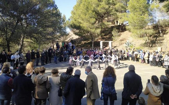 Los txikis del grupo de danzas Makaia durante la actuación en las fiestas de El Salvador.