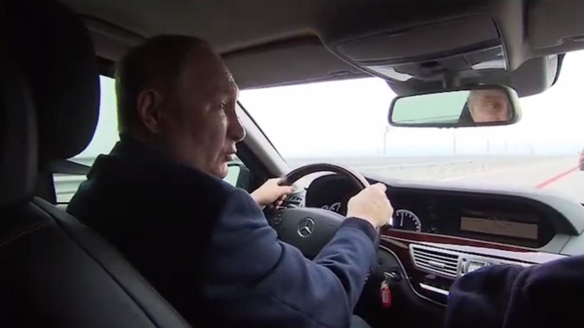 Putin conduce por el puente de Crimea.