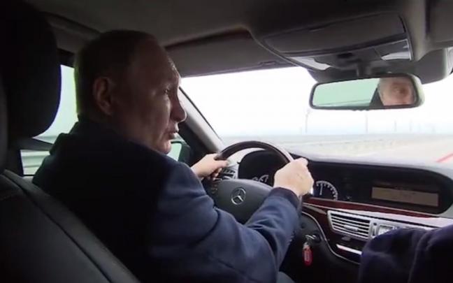 Putin conduce por el puente de Crimea.