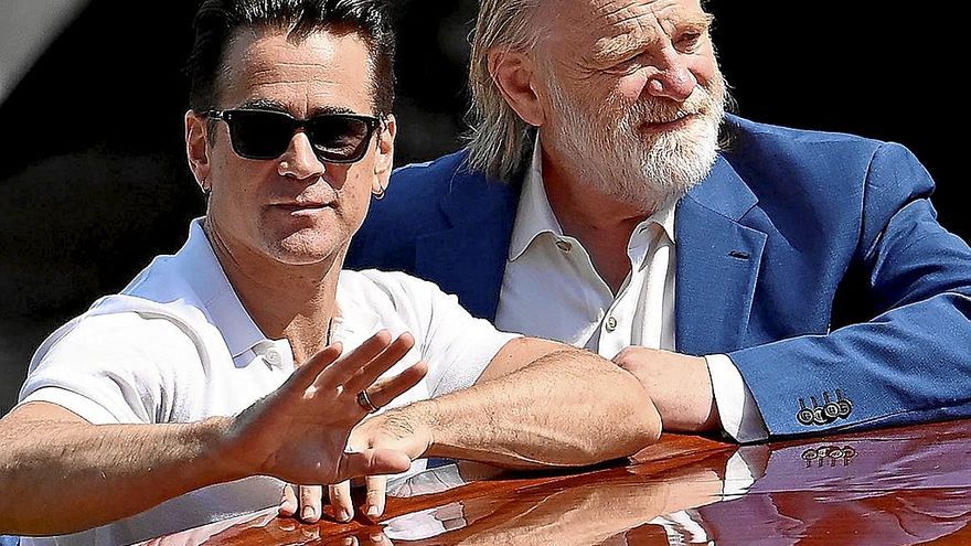 Farrell y Brendan Gleeson llegan en lancha a la playa del Lido Beach en Venecia.