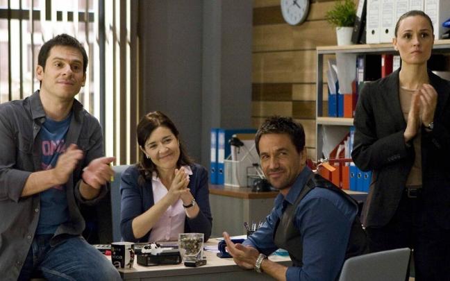 Oriol Tarras&oacute;n (2d), en un cap&iacute;tulo de 'Los misterios de Laura'.