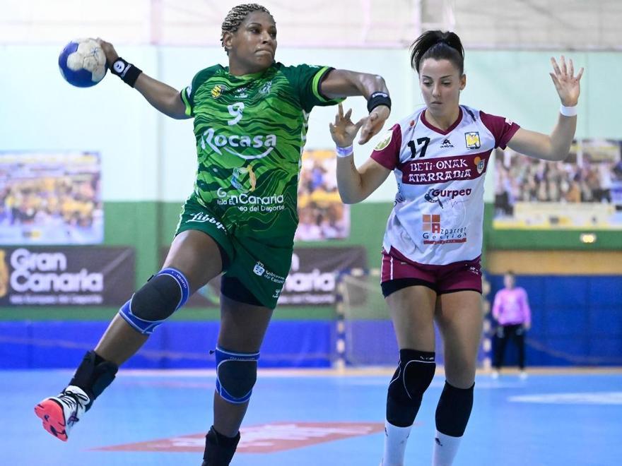 Marta Mangué (i) se dispone a lanzar ante la defensa de Natalia Montilla.