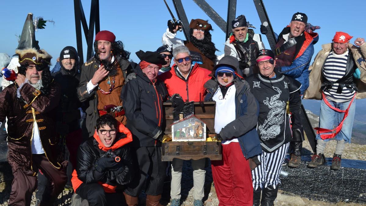 En la pasada ascensión, los encargados de llevar el belén montañero hasta la Cruz de GorbeIa fue un grupo de piratas.