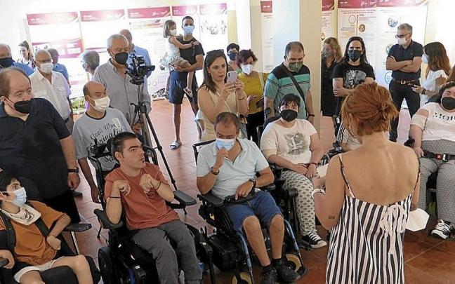 Inaugurazioan bildu zirenak, Maialen Fidalgo zinegotziaren hitzak entzuten.