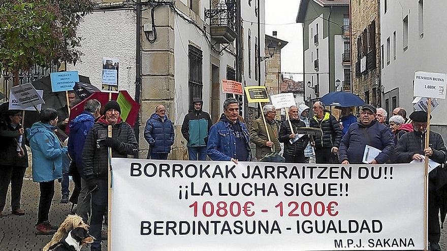 El Movimiento Pensionista de Sakana volvió a concentrarse ayer en Altsasu.