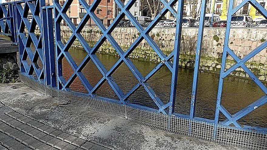 Red metálica que se ha colocado en la barandilla de la zona Centro. | FOTO: N.G.