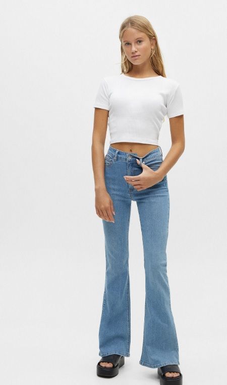 Los jeans con forma de campana hacen más estrechas tus caderas y muslos.