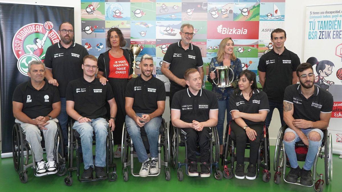 La plantilla del Bidaideak BSR posa ayer jueves en la Kirol Etxea junto a Lorea Bilbao e Itsaso Erroteta.