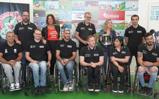 La plantilla del Bidaideak BSR posa ayer jueves en la Kirol Etxea junto a Lorea Bilbao e Itsaso Erroteta.