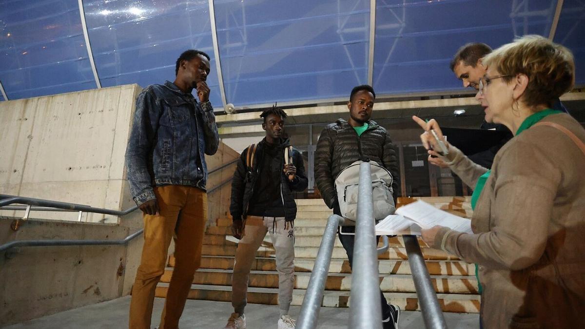 Mohammed Alsaid, Osman Mohamed y un tercer amigo charlan con la concejala de Acción Social, Aitziber San Román y con el voluntario Younes Essayoufi, que rellena el formulario para realizar el estudio sobre las personas sin hogar.