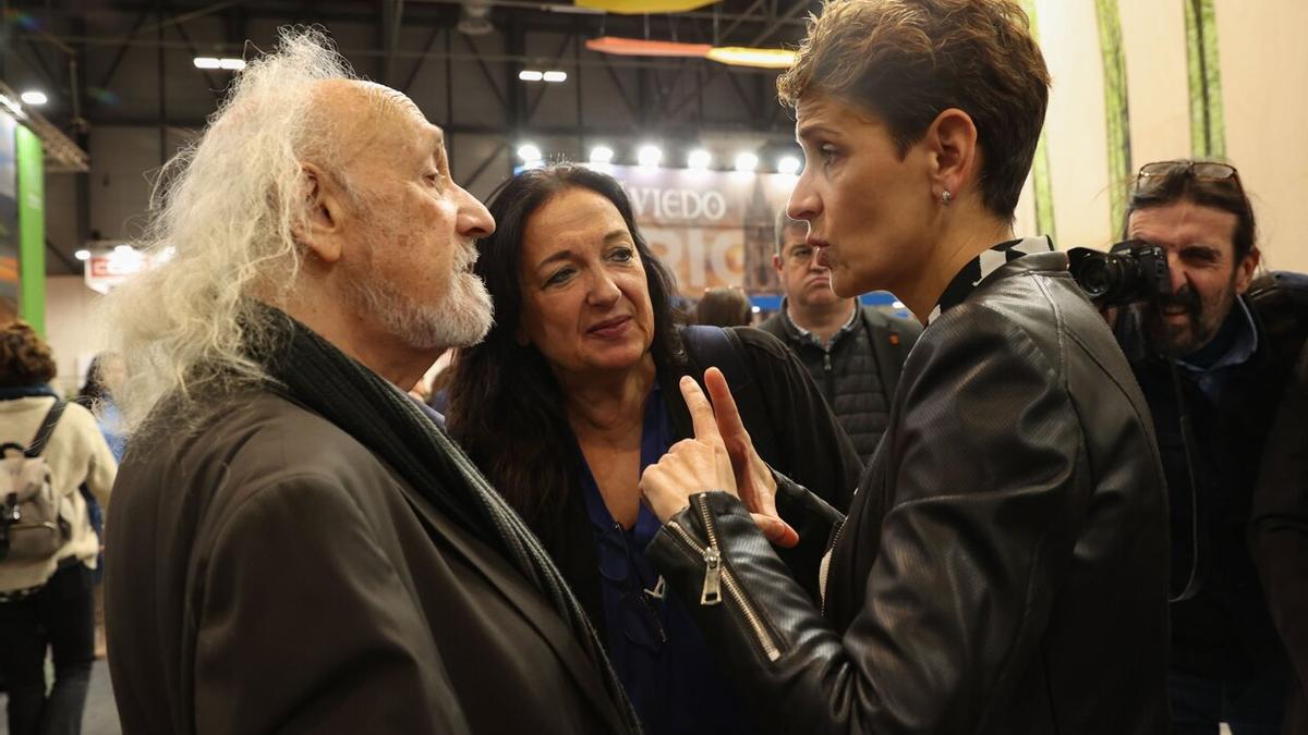 María Chivite habla con Montxo Armendáriz.