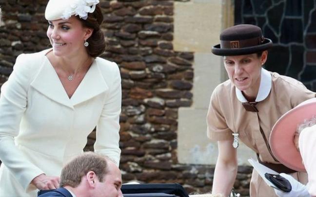 Mar&iacute;a Teresa Turri&oacute;n Borrallo, con sombrero marr&oacute;n, junto a la Familia Real brit&aacute;nica.