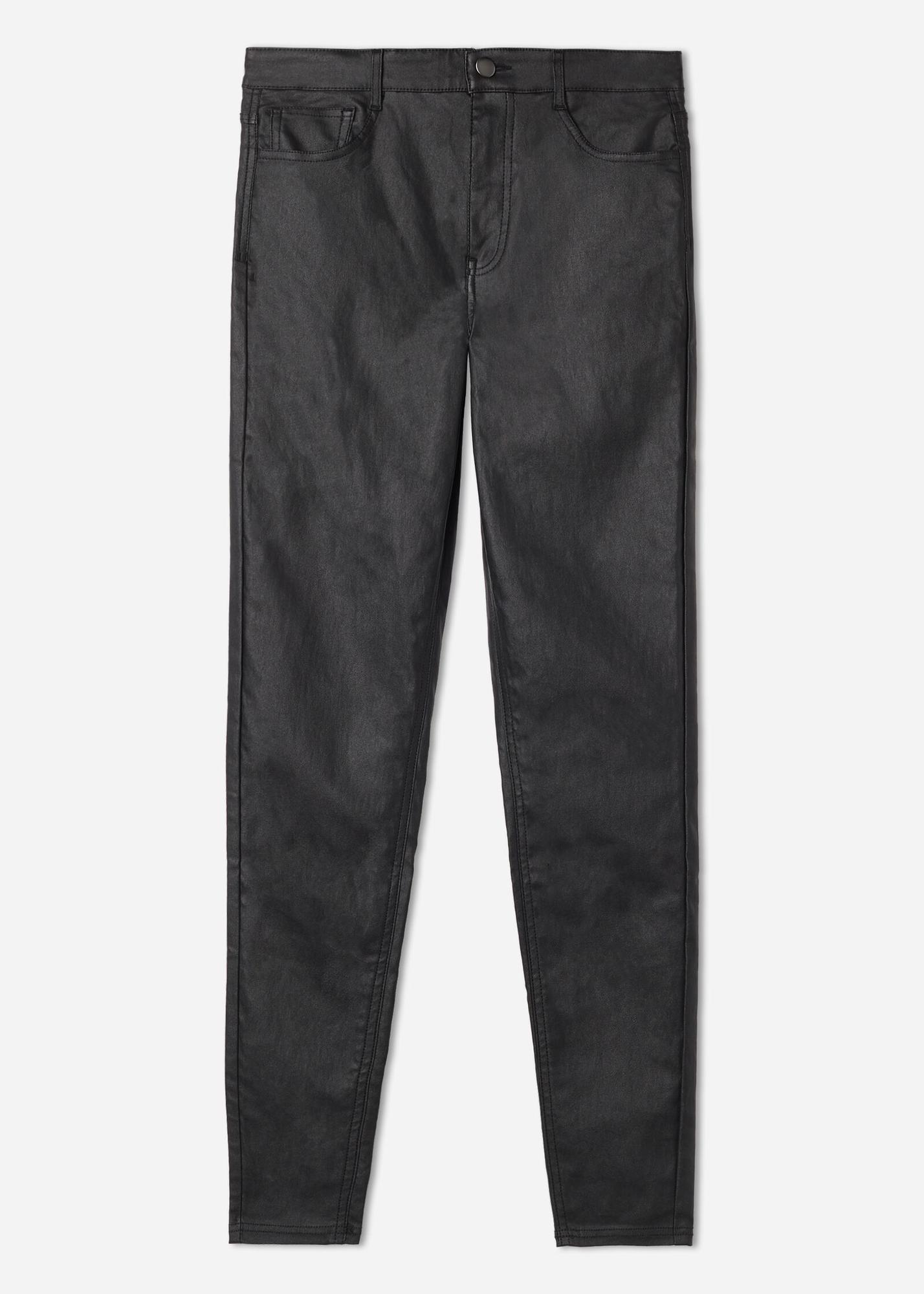 Pantalón negro encerado.