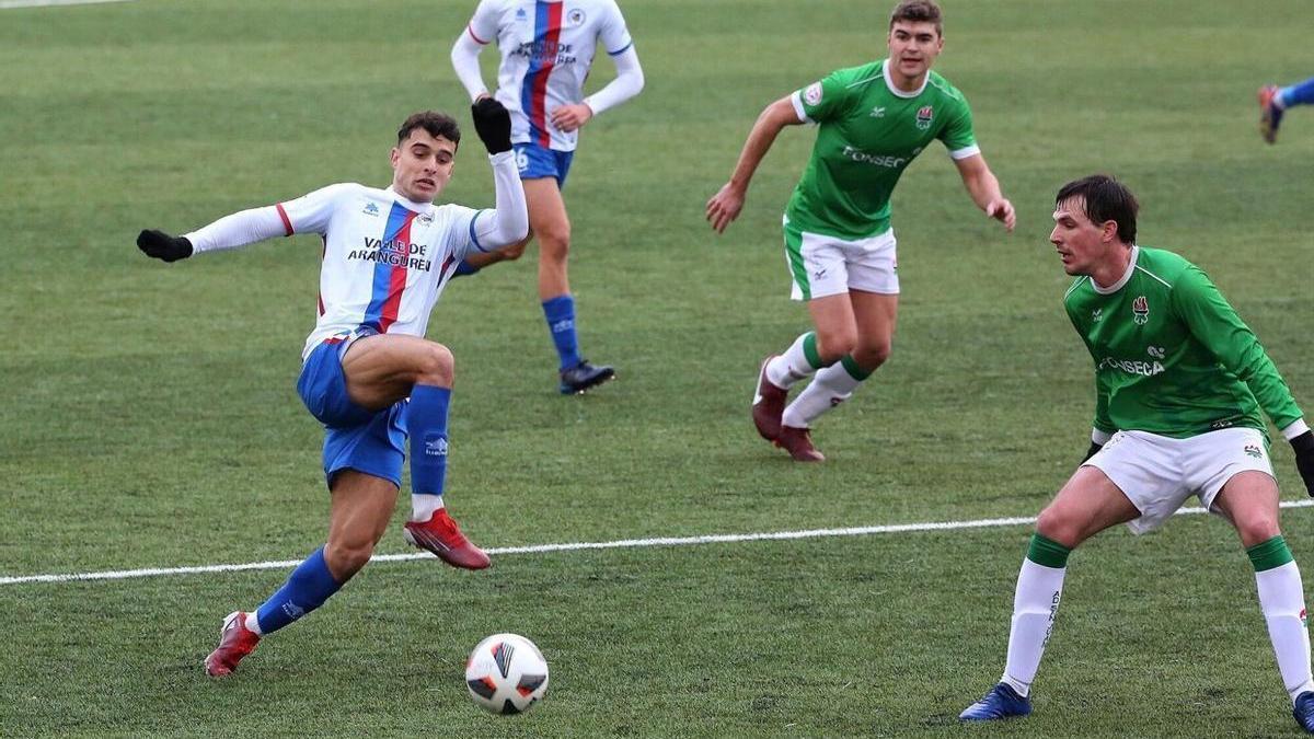 Jaime Dios disputa un balón con Iker Ezcurra