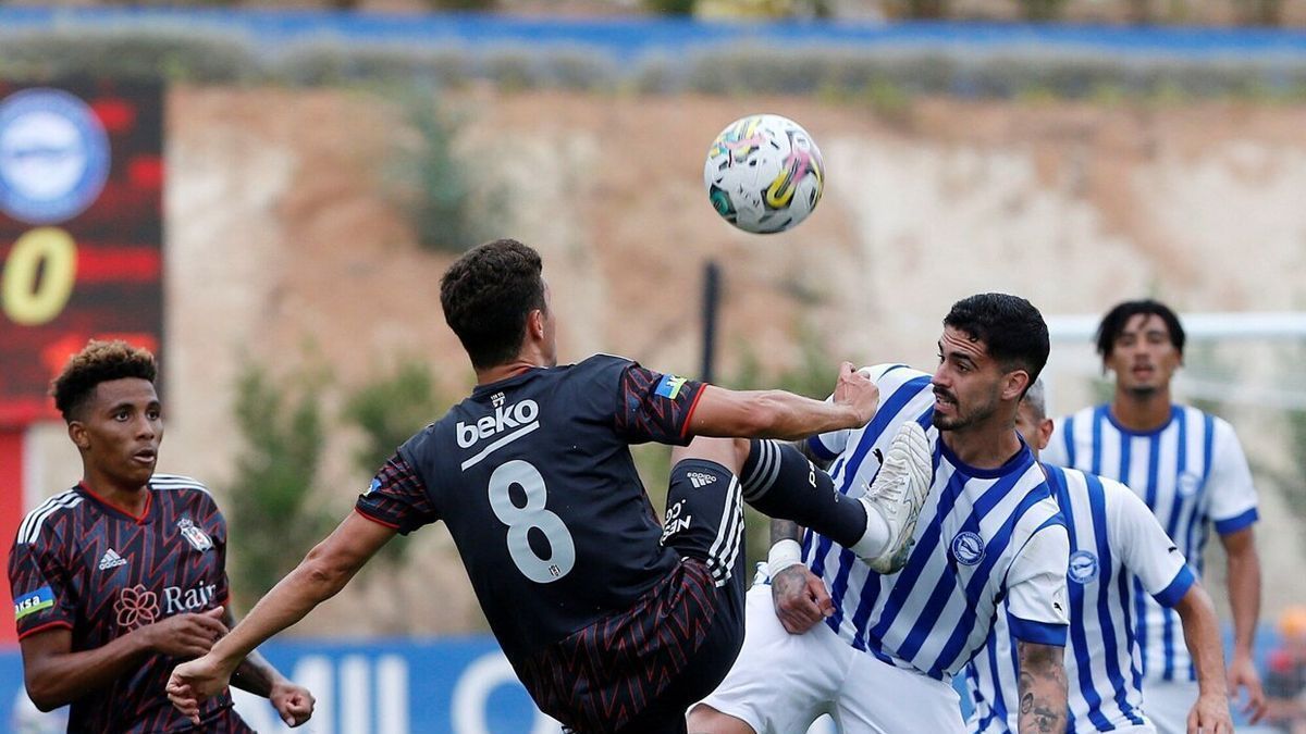 Miguel De la Fuente pelea el balón con Uçan, del Besiktas