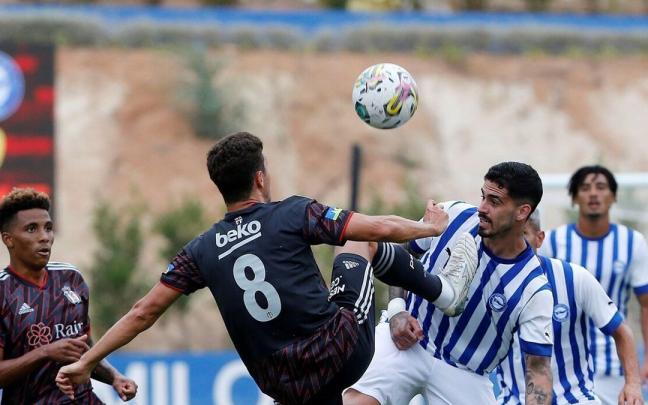 Miguel De la Fuente pelea el balón con Uçan, del Besiktas