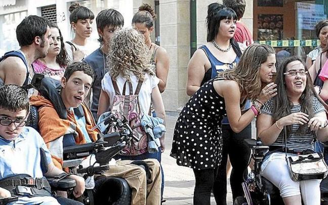 Fiesta de Aspace, asociación que atiende a personas con parálisis cerebral y que necesita con urgencia personas voluntarias. | FOTO: JOSU CHAVARRI