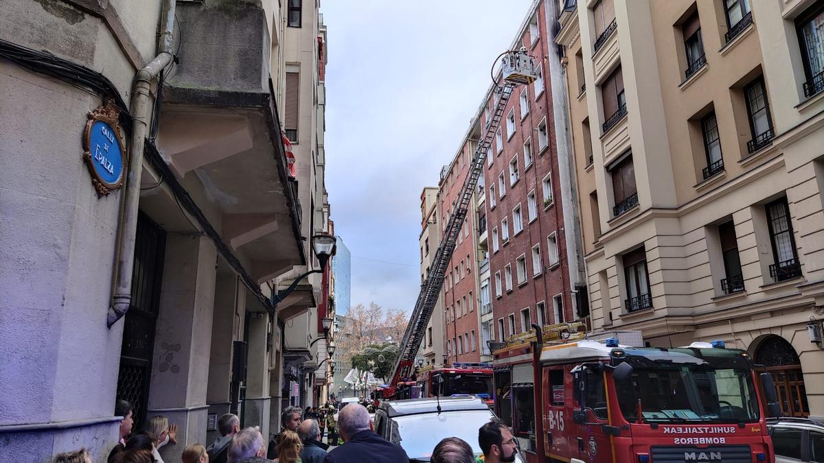 Equipos de bomberos sofocan un incendio en la zona del Campo Volantín en Bilbao