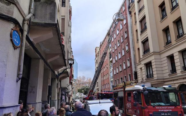 Equipos de bomberos sofocan un incendio en la zona del Campo Volant&iacute;n en Bilbao
