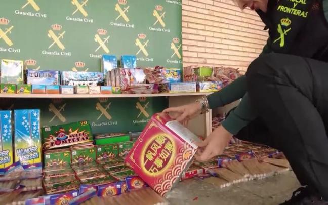 Una agente muestra el material pirotécnico requisado.