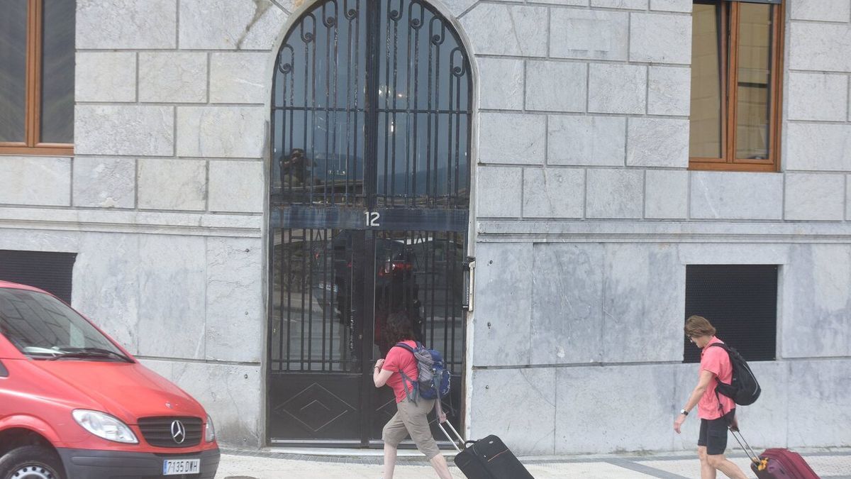 Turistas llegan al portal número 12 de la calle Moraza de Donostia, donde se ofertan pisos turísticos.