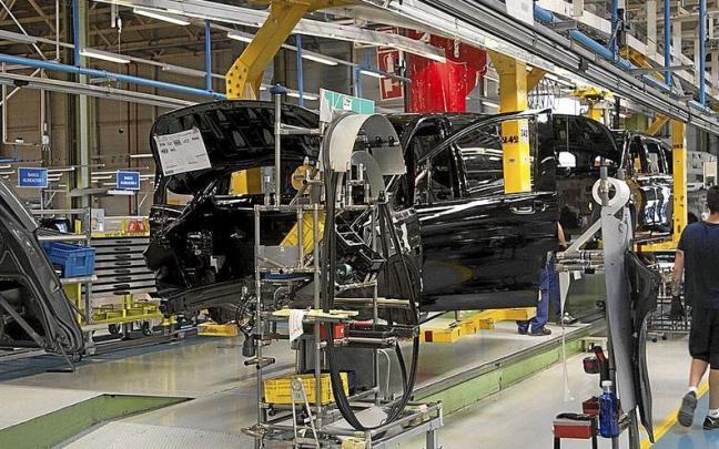 Imagen de archivo de la cadena de producci&oacute;n de Mercedes-Benz Vitoria.