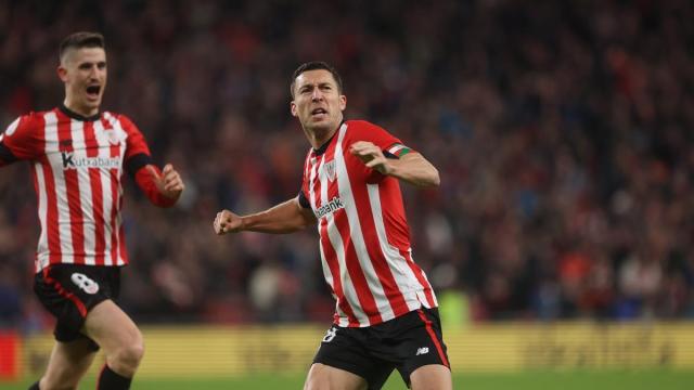 Óscar de Marcos celebra su gol frente al Espanyol, que dio la victoria al Athletic. Óscar de Marcos celebra su gol frente al Espanyol, que dio la victoria al Athletic.
