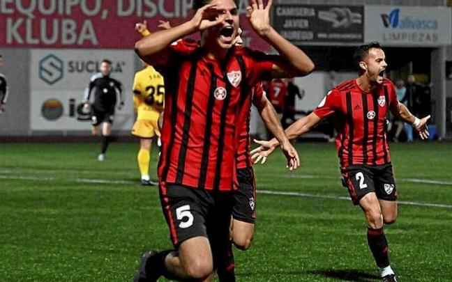 Iñigo Gomeza celebra el tanto que firmó ante el Lugo. | FOTO: OSKAR GONZÁLEZ