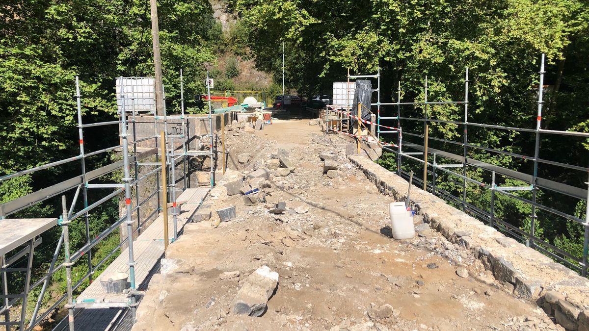 Trabajos que se realizan en el puente.
