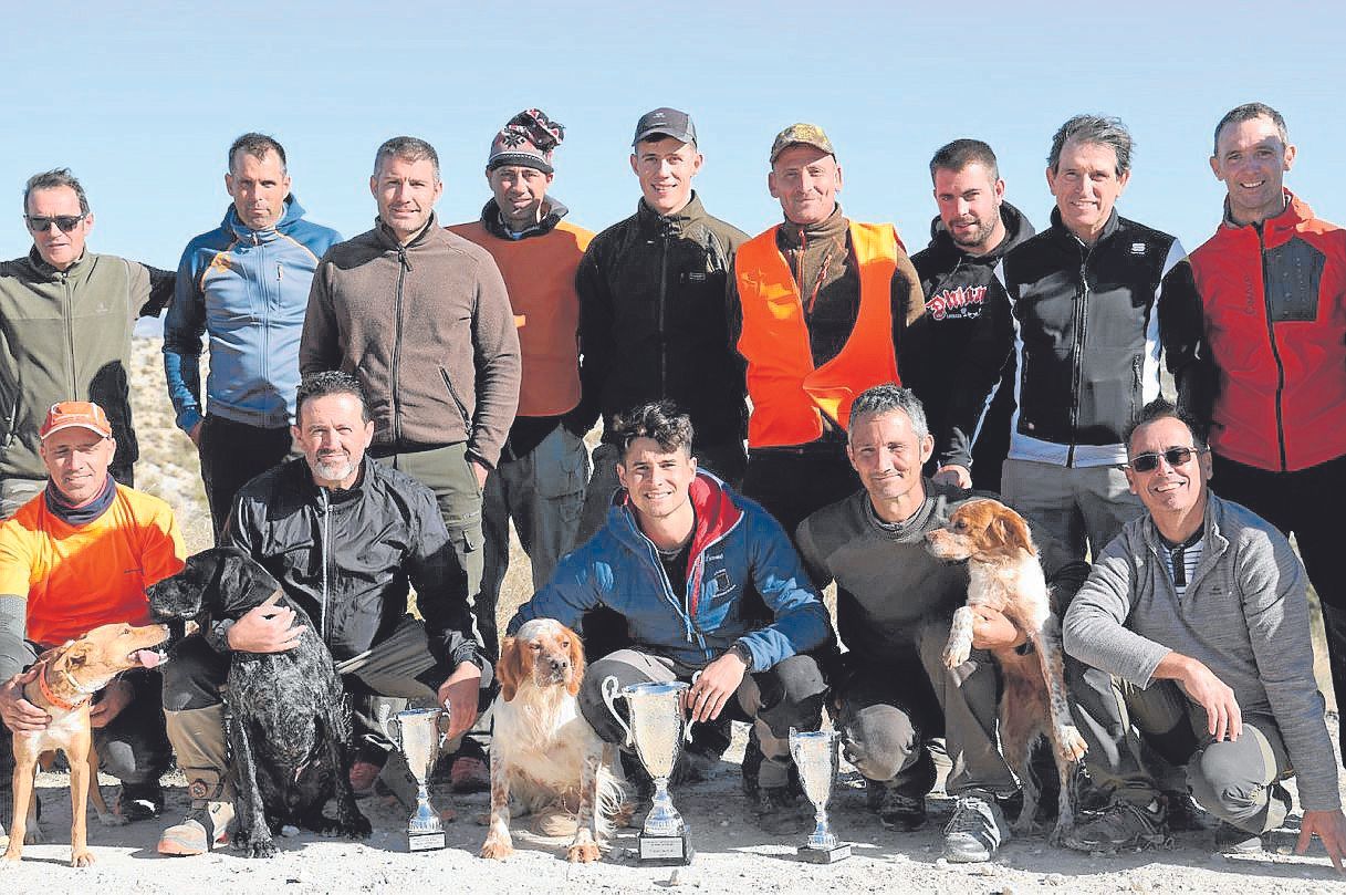 Grupo de participantes en el campeonato de caza menor con perro.