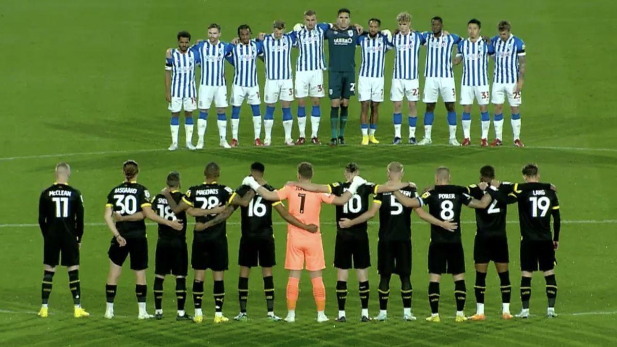 James McClean, separado de sus compa&ntilde;eros durante el minuto de silencio por Isabel II.