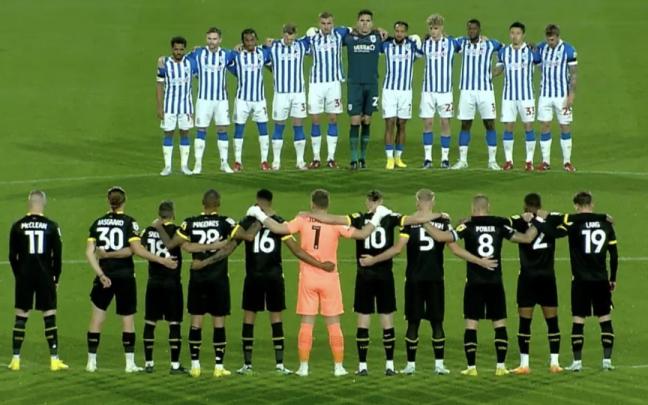 James McClean, separado de sus compañeros durante el minuto de silencio por Isabel II. James McClean, separado de sus compañeros durante el minuto de silencio por Isabel II.