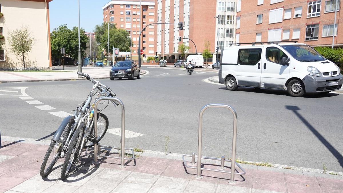 Rotonda de intersección entre la Avenida de Los Huertos y la calle Sansomendi en Vitoria.