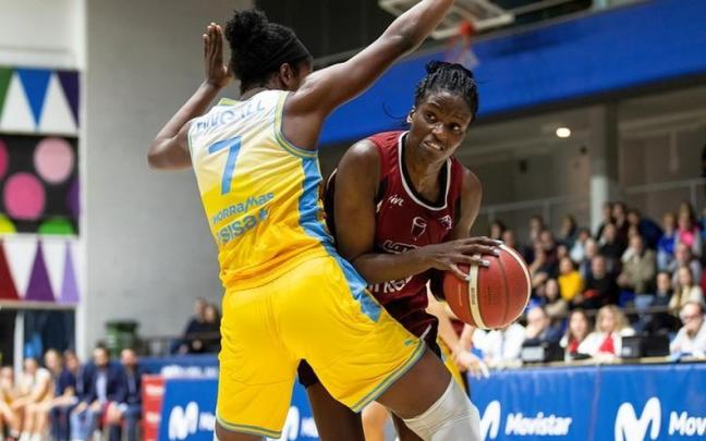 Sofia Da Silva trata de superar a Nadia Fingall en el duelo de ayer en Magariños.