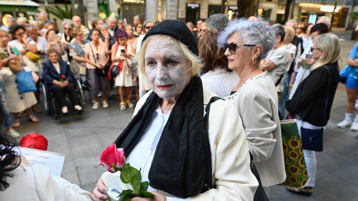 Una mujer vestida de mimo acude al recital poético en homenaje a Lucía, la mimo de Gran Vía de Bilbao