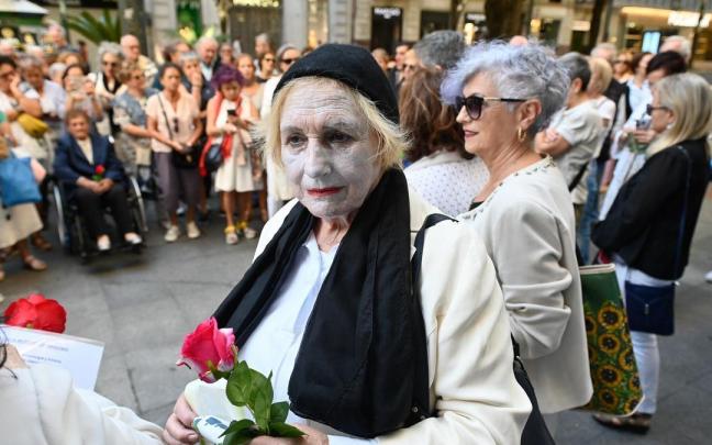 Una mujer vestida de mimo acude al recital poético en homenaje a Lucía, la mimo de Gran Vía de Bilbao