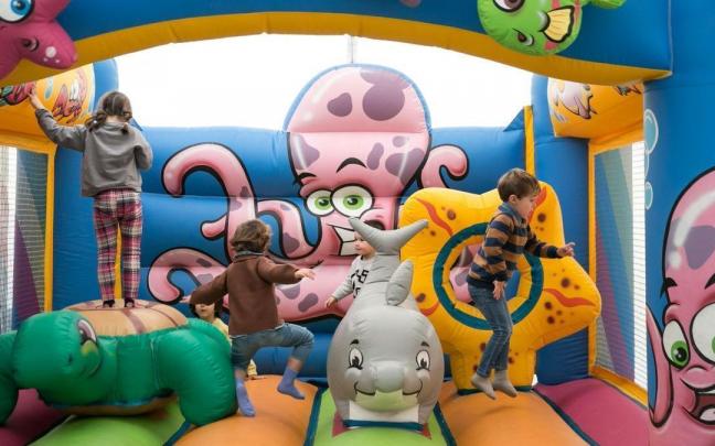 Unos ni&ntilde;os, en una actividad de Coworkids