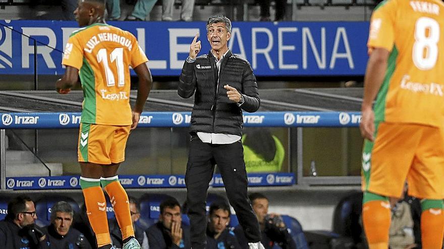 Imanol da instrucciones a sus futbolistas durante el partido del domingo. | FOTO: EFE