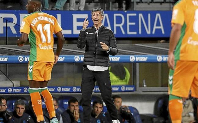 Imanol da instrucciones a sus futbolistas durante el partido del domingo. | FOTO: EFE