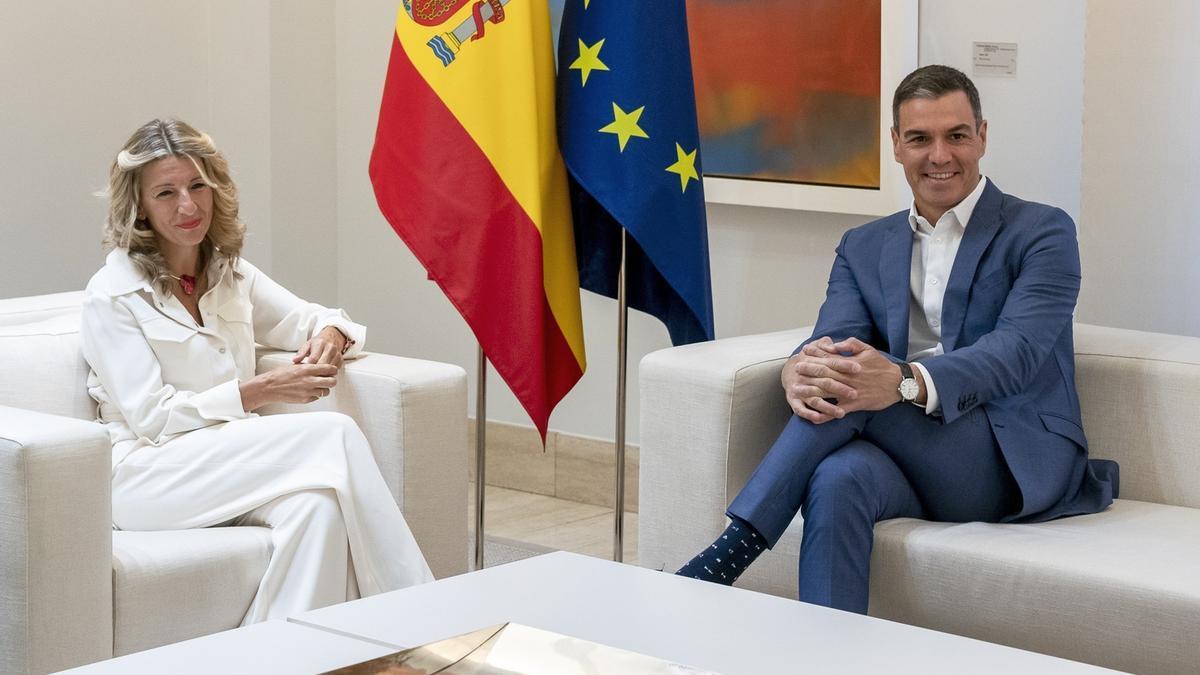 El presidente español, Pedro Sánchez, y la vicepresidenta segunda, Yolanda Díaz, escenificaron ayer en La Moncloa el acuerdo presupuestario.