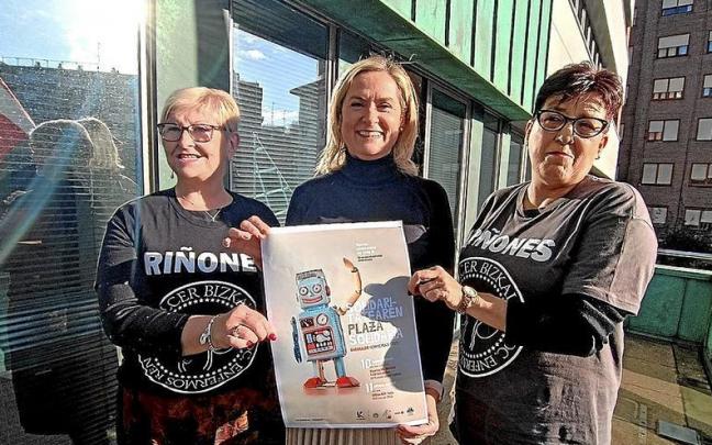 La alcaldesa, Amaia del Campo, junto a dos representantes de Alcer Bizkaia.