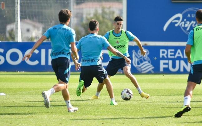 Carlos Fernández, durante un entrenamiento esta semana en Zubieta. Carlos Fernández, durante un entrenamiento esta semana en Zubieta.