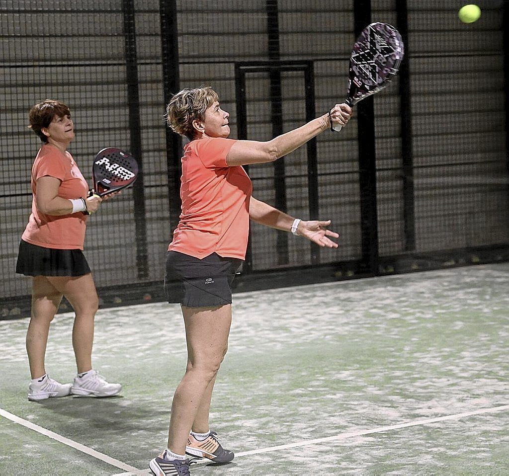 Dos veteranas disputan uno de los partidos de 3ª división femenina.