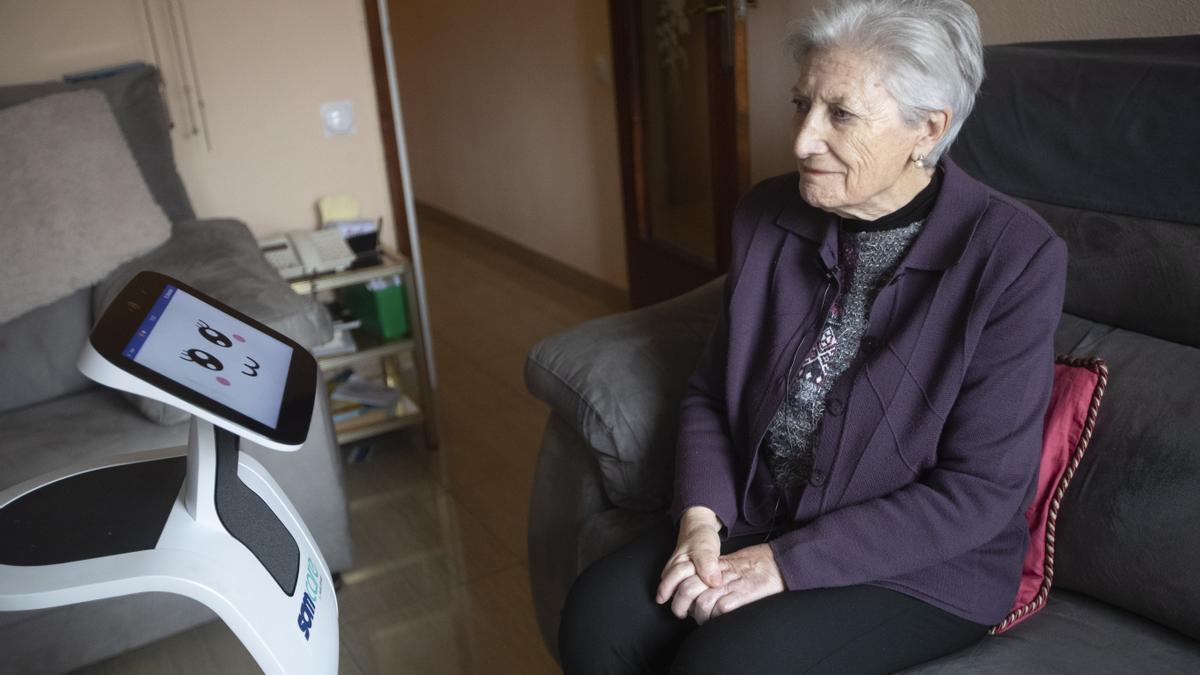 María Teresa Echalecu tiene un robot asistencial en su piso, facilitado por el Ayuntamiento de Barcelona