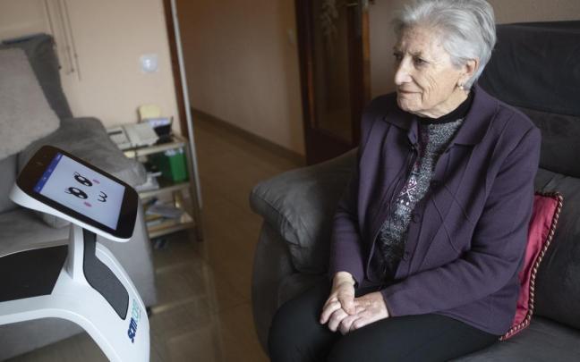 María Teresa Echalecu tiene un robot asistencial en su piso, facilitado por el Ayuntamiento de Barcelona