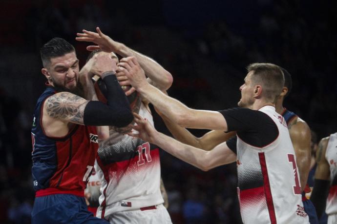 Poirier pelea por un balón durante su etapa en el Baskonia.