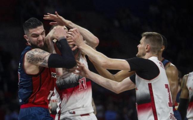 Poirier pelea por un balón durante su etapa en el Baskonia.