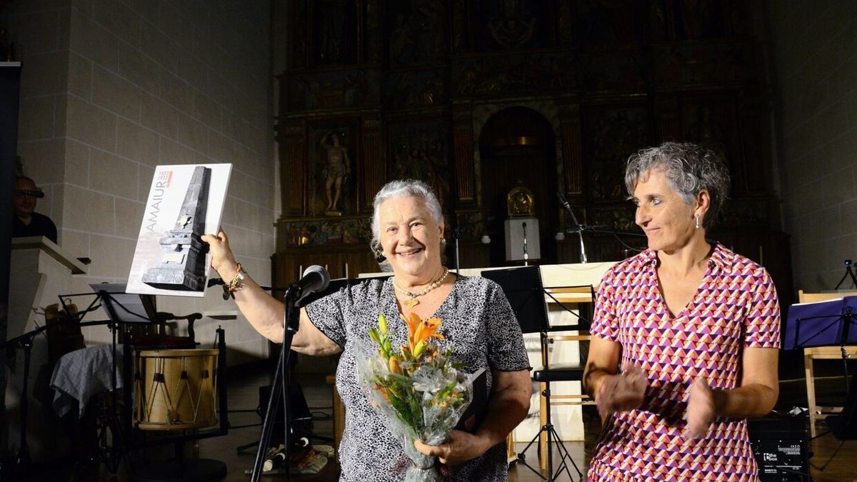 Ametzaga recibió un ramo de flores y una réplica del monolito en la presentación de este jueves.