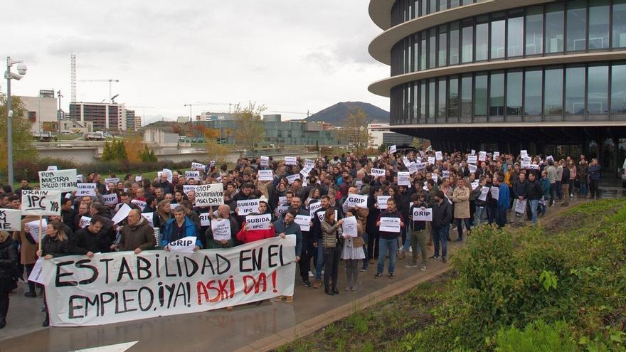 Concentración de trabajadores frente a Siemens Gamesa en Sarriguren.