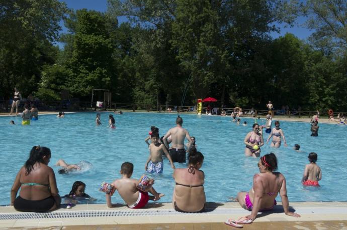 Panorámica de una piscina en Gamarra.